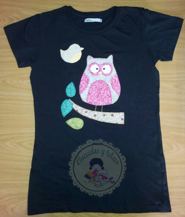 Camiseta con aplicación de un buho