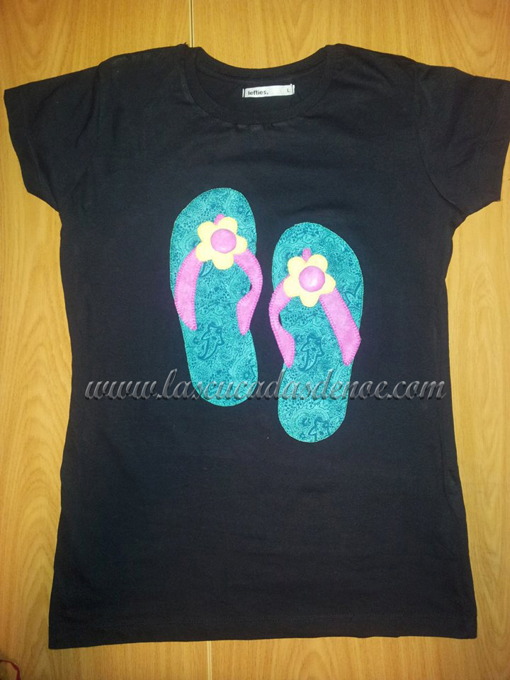 Camiseta veraniega con aplicación de unas chanclas