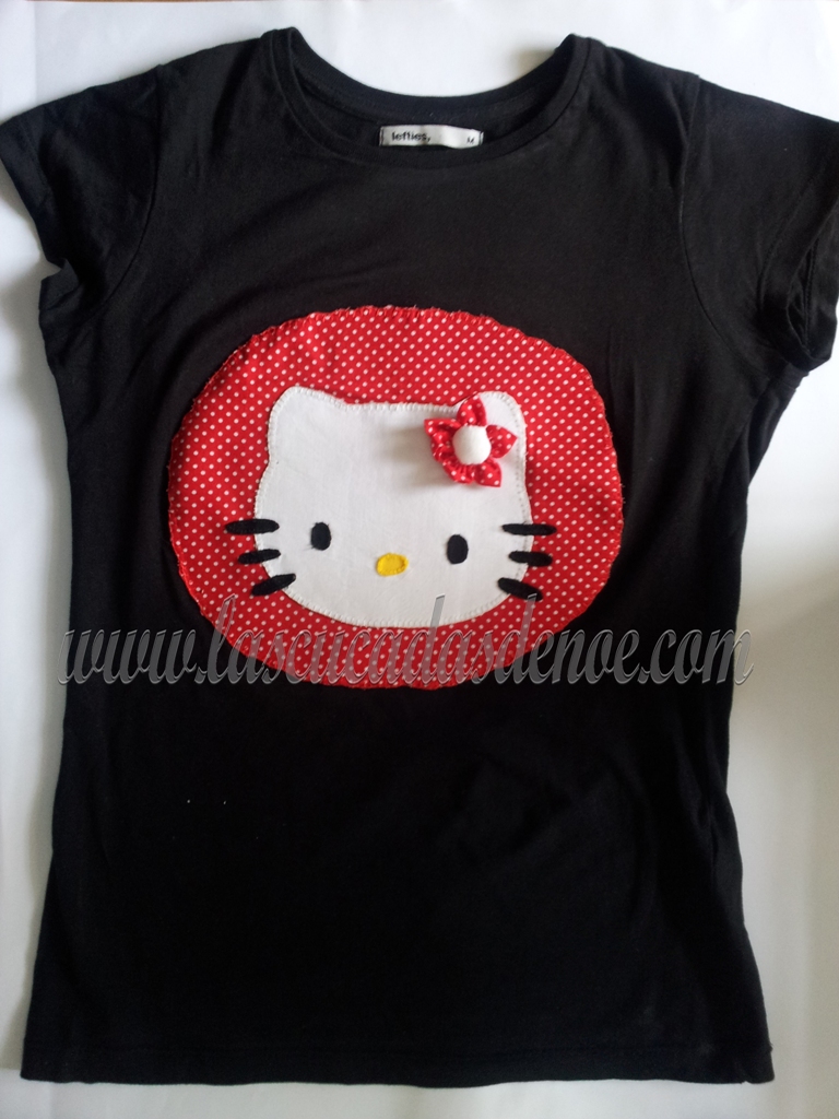 Camiseta con aplicación de Hello Kitty