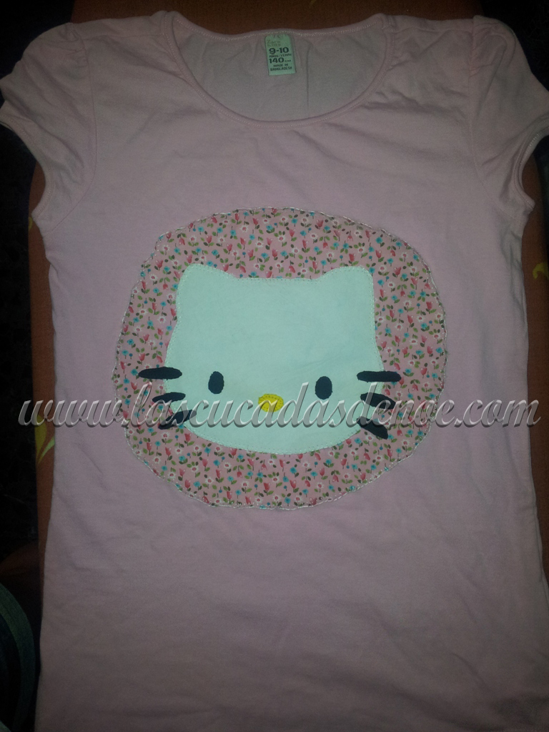 Camiseta rosa con aplicación de Hello Kitty