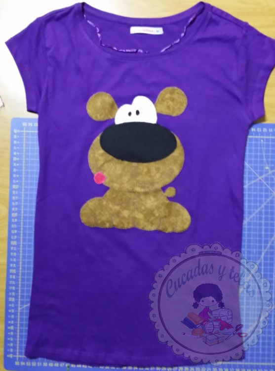 Camiseta con aplicación de un perrito