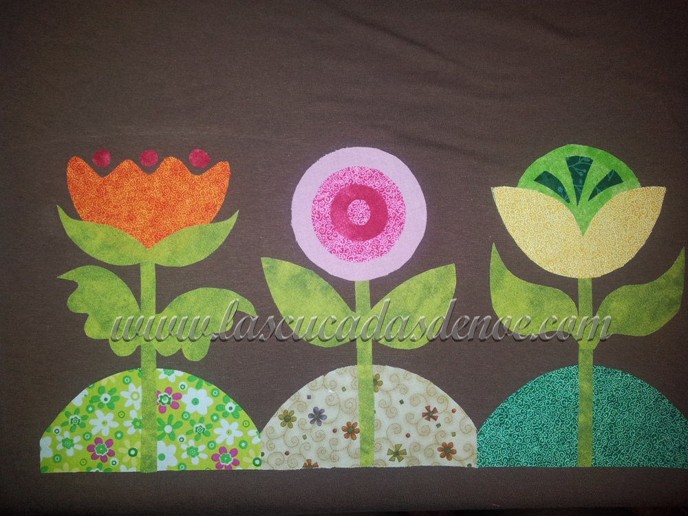 Detalle de la aplicación de la camiseta de flores